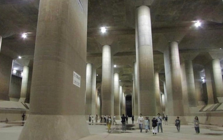 Hệ thống thoát nước ngầm khổng lồ tại ngoại ô thủ đô Tokyo. Hệ thống này là công trình thoát nước ngầm lớn nhất Thế giới và phải mất tới 17 năm để hoàn thành. Dự án bắt đầu từ năm 192, đưa vào hoạt động từ năm 2006 và chính thức được hoàn thành vào năm 2009. Khi không sử dụng điều tiết chống ngập, công trình được mở cửa cho khách vào tham quan.