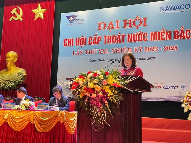 Bà Đoàn Thị Kim Quy – Tân Chủ tịch Chi hội Cấp thoát nước miền Bắc nhiệm kỳ 2023-2025 phát biểu
