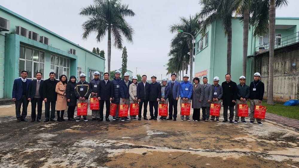 Đoàn công tác thăm, tặng quà chúc tết cán bộ, nhân viên một số nhà máy nước trên địa bàn tỉnh Hải Dương.